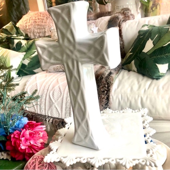 NWT! Large White Ceramic Patterned Chunky Cross - Picture 1 of 5